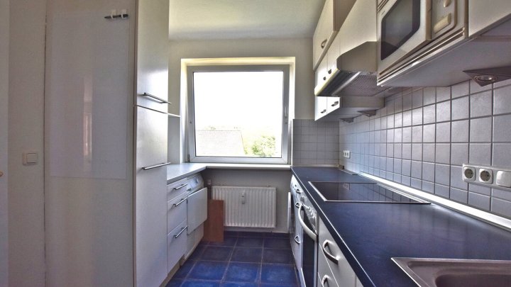 Ostseebad Eckernförde: Bezugsfreie 3-Zimmer-Wohnung mit sonniger Loggia und PKW-Stellplatz