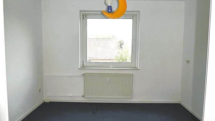 Ostseebad Eckernförde: Bezugsfreie 3-Zimmer-Wohnung mit sonniger Loggia und PKW-Stellplatz