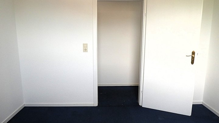 Ostseebad Eckernförde: Bezugsfreie 3-Zimmer-Wohnung mit sonniger Loggia und PKW-Stellplatz