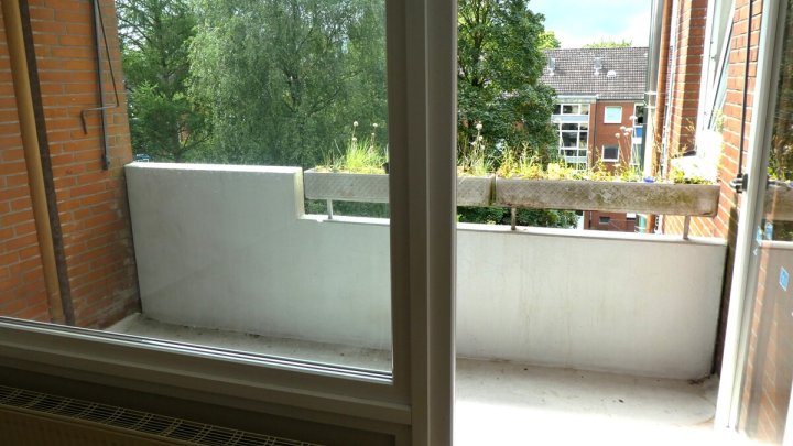 Ostseebad Eckernförde: Bezugsfreie 3-Zimmer-Wohnung mit sonniger Loggia und PKW-Stellplatz