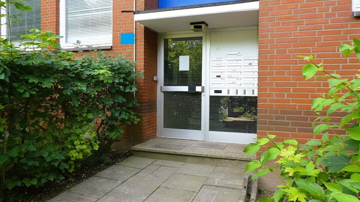 Ostseebad Eckernförde: Bezugsfreie 3-Zimmer-Wohnung mit sonniger Loggia und PKW-Stellplatz