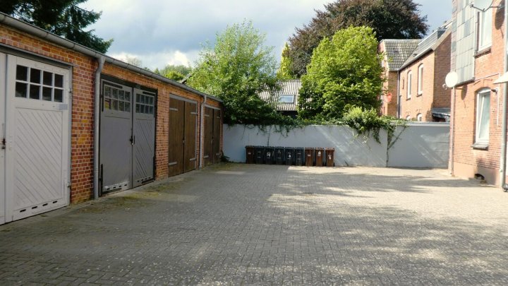 RENDSBURG-EIDERNÄHE: 

Renovierungsbedürftige und bezugsfreie 3-Zimmer-Altbauwohnung mit Balkon