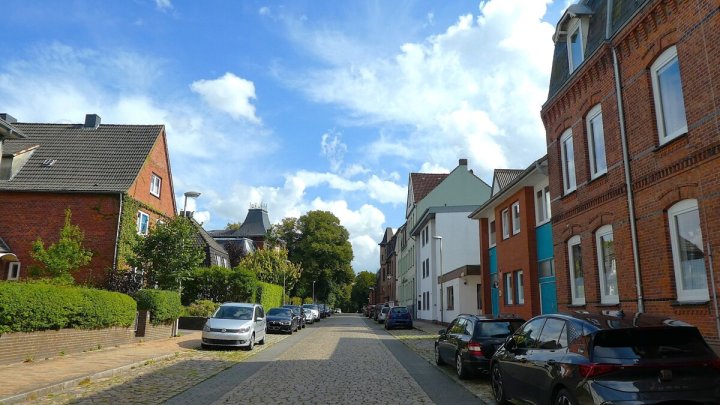 RENDSBURG-EIDERNÄHE: 

Renovierungsbedürftige und bezugsfreie 3-Zimmer-Altbauwohnung mit Balkon