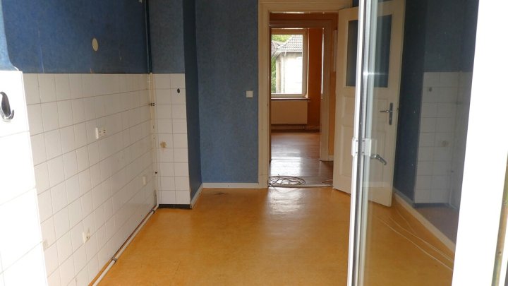 RENDSBURG-EIDERNÄHE: 

Renovierungsbedürftige und bezugsfreie 3-Zimmer-Altbauwohnung mit Balkon