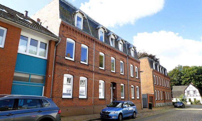 RENDSBURG-EIDERNÄHE: 

Renovierungsbedürftige und bezugsfreie 3-Zimmer-Altbauwohnung mit Balkon