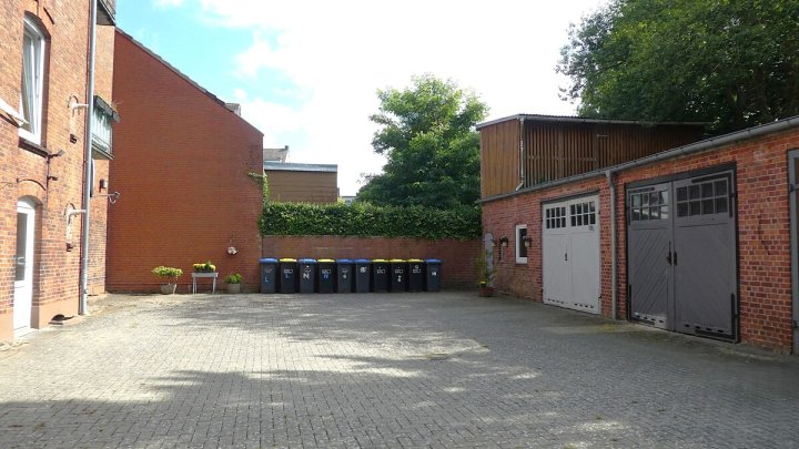 RENDSBURG-EIDERNÄHE: 

Renovierungsbedürftige und bezugsfreie 3-Zimmer-Altbauwohnung mit Balkon