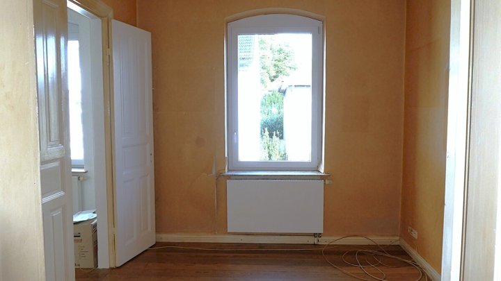 RENDSBURG-EIDERNÄHE: 

Renovierungsbedürftige und bezugsfreie 3-Zimmer-Altbauwohnung mit Balkon