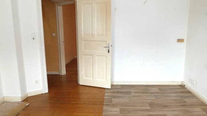 RENDSBURG-EIDERNÄHE: 

Renovierungsbedürftige und bezugsfreie 3-Zimmer-Altbauwohnung mit Balkon