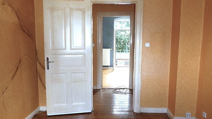 RENDSBURG-EIDERNÄHE: 

Renovierungsbedürftige und bezugsfreie 3-Zimmer-Altbauwohnung mit Balkon