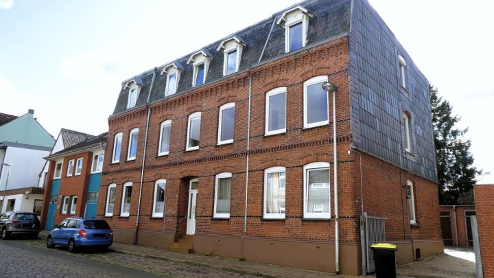 RENDSBURG-EIDERNÄHE: 

Renovierungsbedürftige und bezugsfreie 3-Zimmer-Altbauwohnung mit Balkon