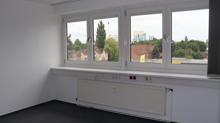 Neumünster zentral! Büroflächen mit Stellplätzen zu vermieten! OTTO STÖBEN!