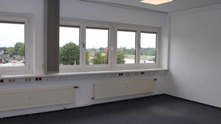 Neumünster zentral! Büroflächen mit Stellplätzen zu vermieten! OTTO STÖBEN!