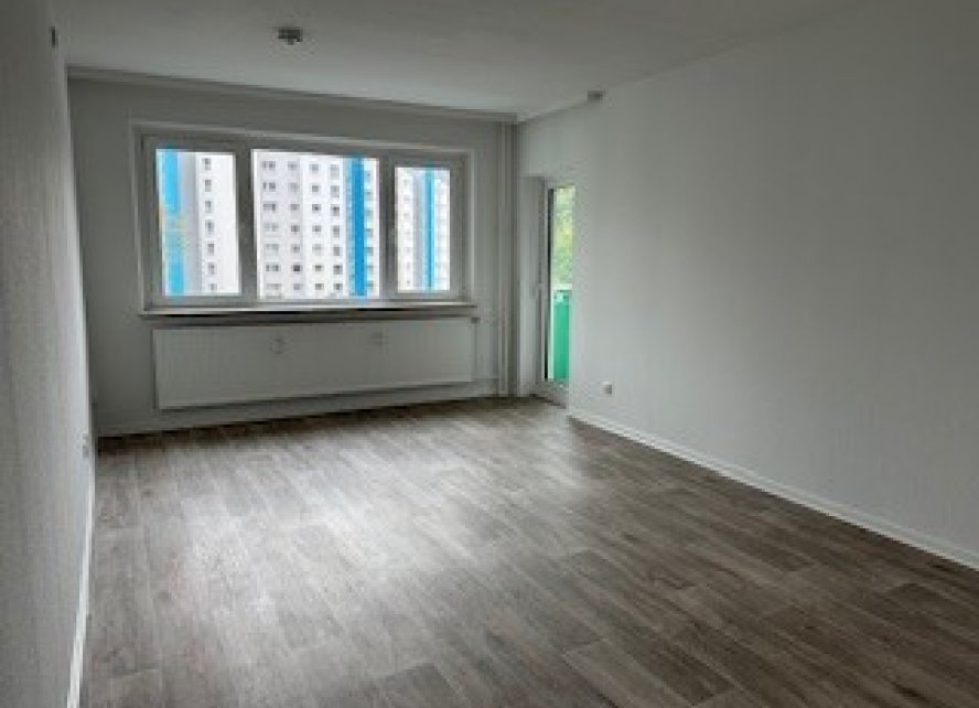 Wohnzimmer mit Balkonzutritt