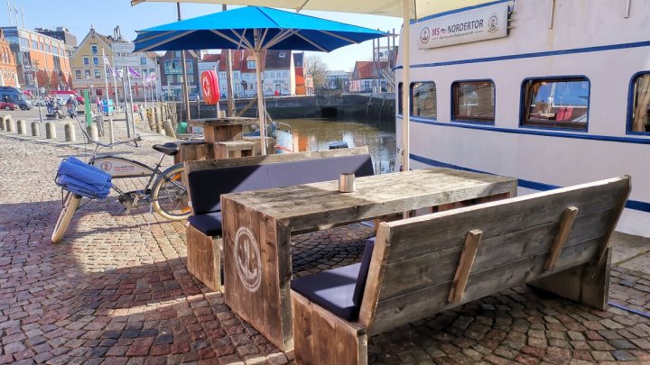 Einzigartiges Restaurantschiff im Hafen – bereit für den nächsten Kurs! OTTO STÖBEN!