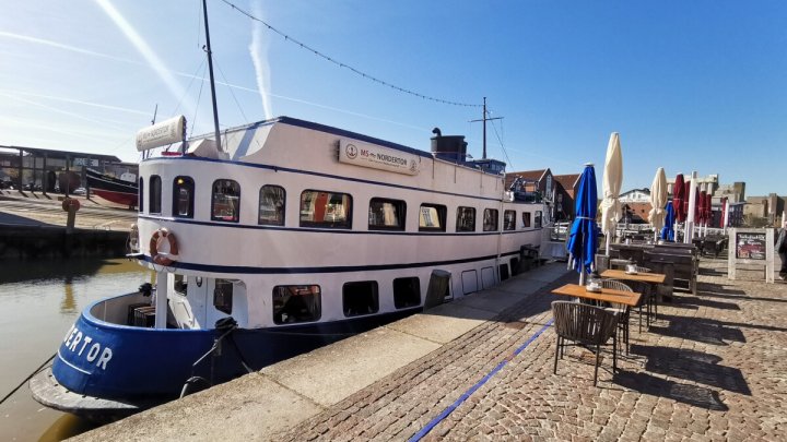 Einzigartiges Restaurantschiff im Hafen – bereit für den nächsten Kurs! OTTO STÖBEN!