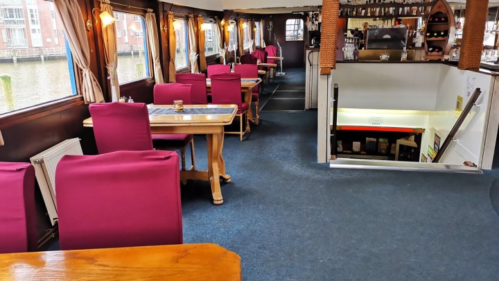 Einzigartiges Restaurantschiff im Hafen – bereit für den nächsten Kurs! OTTO STÖBEN!