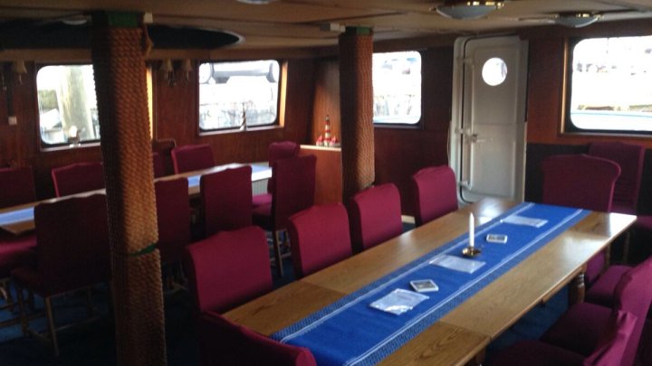 Einzigartiges Restaurantschiff im Hafen – bereit für den nächsten Kurs! OTTO STÖBEN!