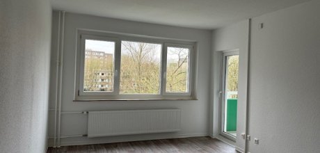 Wohnzimmer mit Balkonzugang