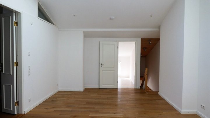 KIEL-BLÜCHERPLATZ: 4-Zimmer-Wohnung über 2 Ebenen (4. +5. OG) mit 2 Balkonen (ohne Fahrstuhl)