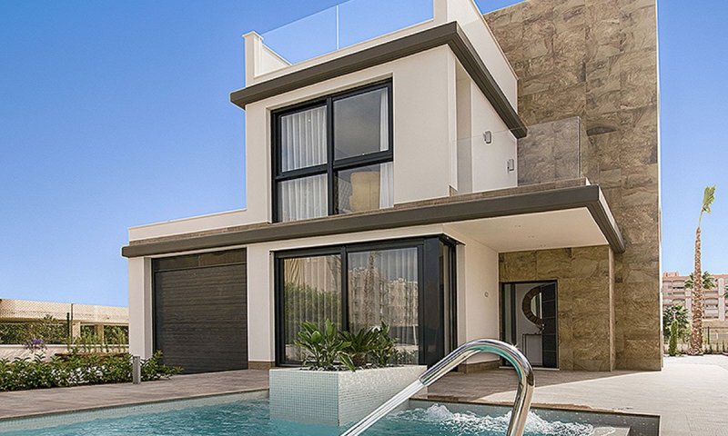 Exklusive Villen mit 3 - 4 Schlafzimmern, 3 Bädern, 1 Gäste-WC, Dachterrasse und Privatpool nur 600 m vom Strand