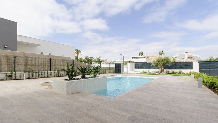 Exklusive Villen mit 3 - 4 Schlafzimmern, 3 Bädern, 1 Gäste-WC, Dachterrasse und Privatpool nur 600 m vom Strand