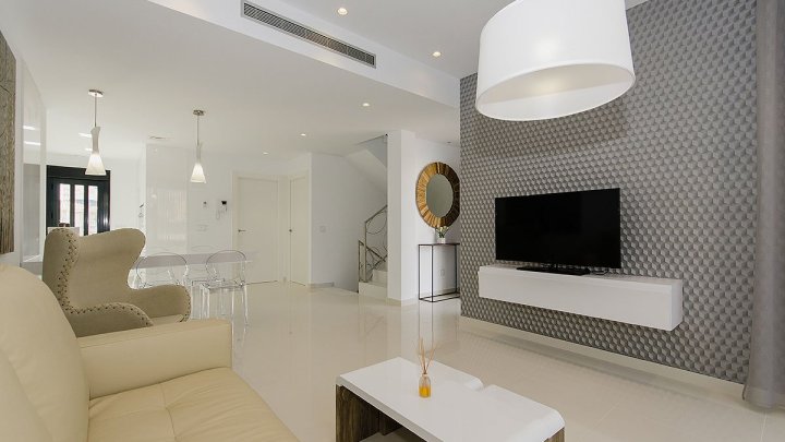 Exklusive Villen mit 3 - 4 Schlafzimmern, 3 Bädern, 1 Gäste-WC, Dachterrasse und Privatpool nur 600 m vom Strand