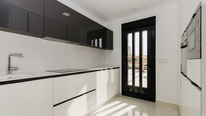 Exklusive Villen mit 3 - 4 Schlafzimmern, 3 Bädern, 1 Gäste-WC, Dachterrasse und Privatpool nur 600 m vom Strand