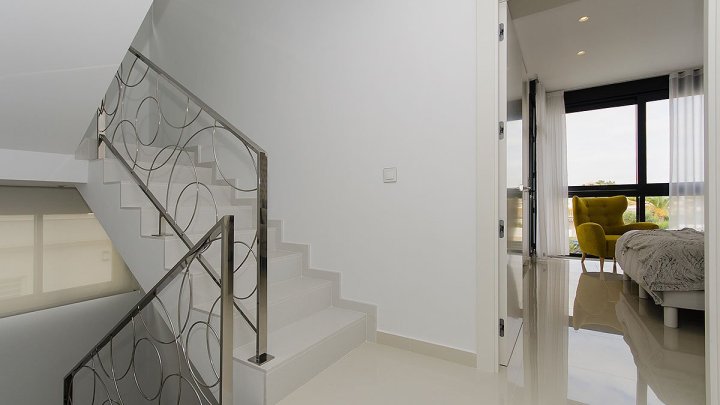 Exklusive Villen mit 3 - 4 Schlafzimmern, 3 Bädern, 1 Gäste-WC, Dachterrasse und Privatpool nur 600 m vom Strand
