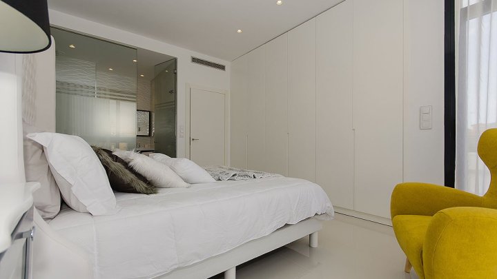 Exklusive Villen mit 3 - 4 Schlafzimmern, 3 Bädern, 1 Gäste-WC, Dachterrasse und Privatpool nur 600 m vom Strand