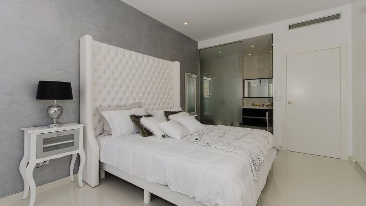 Exklusive Villen mit 3 - 4 Schlafzimmern, 3 Bädern, 1 Gäste-WC, Dachterrasse und Privatpool nur 600 m vom Strand