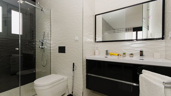 Exklusive Villen mit 3 - 4 Schlafzimmern, 3 Bädern, 1 Gäste-WC, Dachterrasse und Privatpool nur 600 m vom Strand
