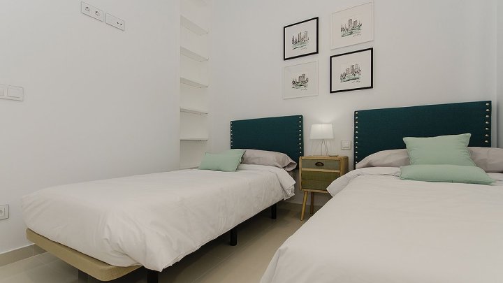 Exklusive Villen mit 3 - 4 Schlafzimmern, 3 Bädern, 1 Gäste-WC, Dachterrasse und Privatpool nur 600 m vom Strand