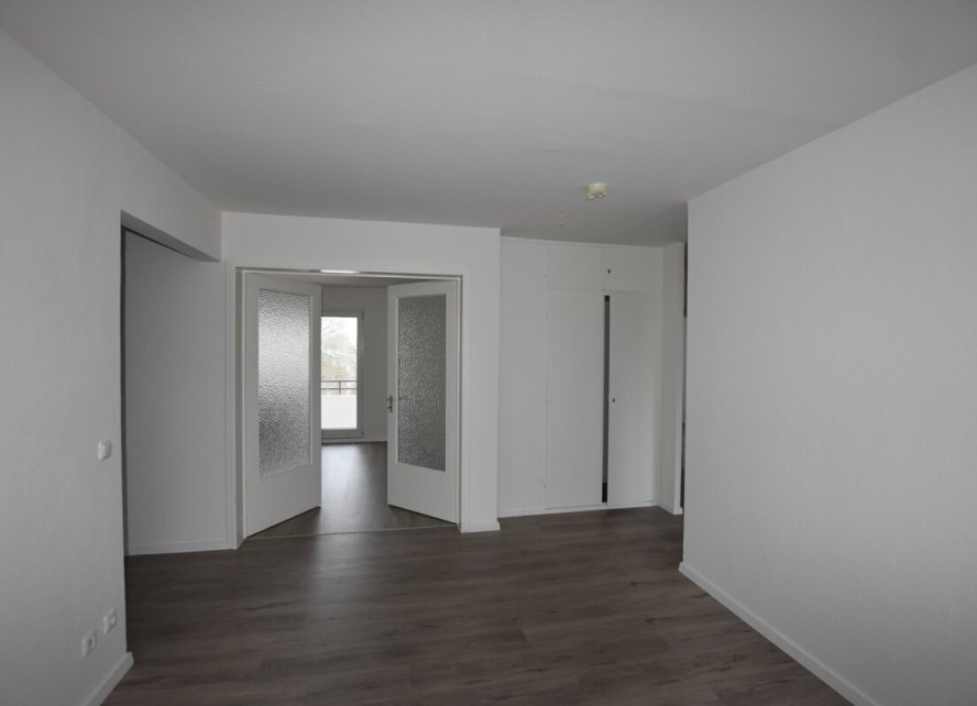 Blick vom Esszimmer zum Wohnzimmer