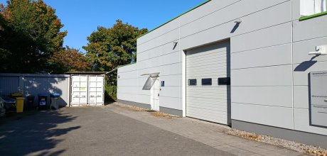 Außenansicht Eingang und Rolltor