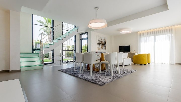 Exklusive Villen mit 3 Schlafzimmern, 3 Bädern, 1 Gäste-WC, Dachterrasse und Privatpool nur 600 m vom Strand