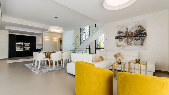 Exklusive Villen mit 3 Schlafzimmern, 3 Bädern, 1 Gäste-WC, Dachterrasse und Privatpool nur 600 m vom Strand