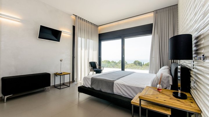 Exklusive Villen mit 3 Schlafzimmern, 3 Bädern, 1 Gäste-WC, Dachterrasse und Privatpool nur 600 m vom Strand