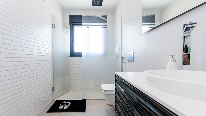 Exklusive Villen mit 3 Schlafzimmern, 3 Bädern, 1 Gäste-WC, Dachterrasse und Privatpool nur 600 m vom Strand