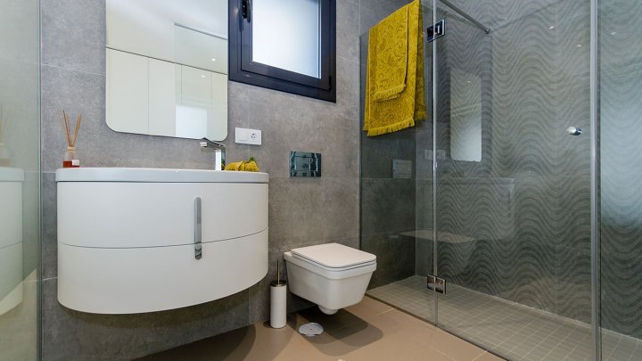 Exklusive Villen mit 3 Schlafzimmern, 3 Bädern, 1 Gäste-WC, Dachterrasse und Privatpool nur 600 m vom Strand