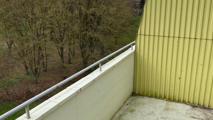 Helle 2 -Zimmer + 2 halbe Zimmer mit Balkon in Uni-Nähe