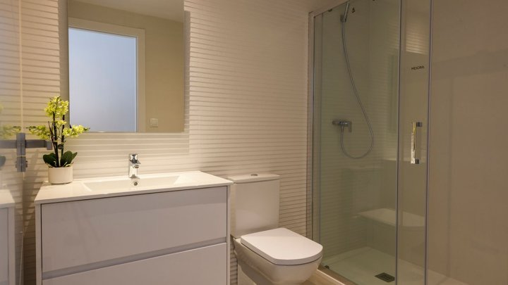 Fantastische Wohnungen mit 3 Schlafzimmern, 2 Bädern, Meerblick, Gemeinschaftspools, Sauna und vielem mehr nur 900 m vom Strand