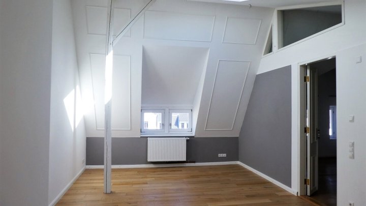 KIEL-BLÜCHERPLATZ: 4-Zimmer-Wohnung über 2 Ebenen (4. +5. OG) mit 2 Balkonen (ohne Fahrstuhl)