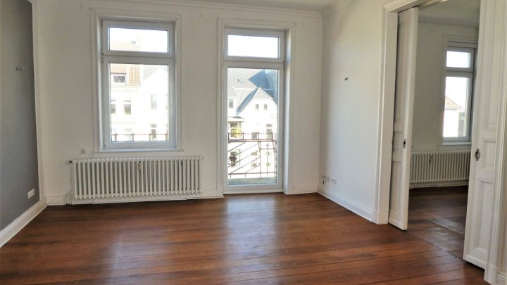 KIEL-BLÜCHERPLATZ: 4-Zimmer-Wohnung über 2 Ebenen (4. +5. OG) mit 2 Balkonen (ohne Fahrstuhl)