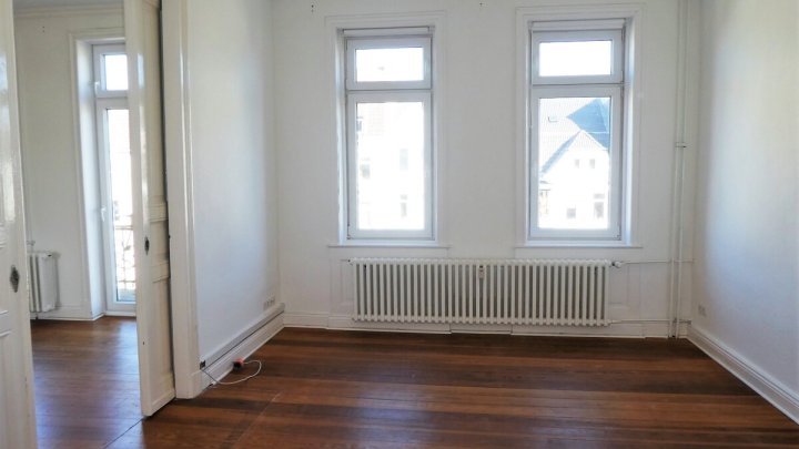 KIEL-BLÜCHERPLATZ: 4-Zimmer-Wohnung über 2 Ebenen (4. +5. OG) mit 2 Balkonen (ohne Fahrstuhl)