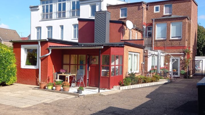 Mehrfamilienhaus 4 Wohneinheiten 4 Garagen in Glückstadt und ein echtes maritimes Kleinod nahe des

Binnenhafens, mitten in der Stadt