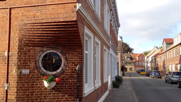 Mehrfamilienhaus 4 Wohneinheiten 4 Garagen in Glückstadt und ein echtes maritimes Kleinod nahe des

Binnenhafens, mitten in der Stadt
