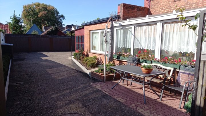 Mehrfamilienhaus 4 Wohneinheiten 4 Garagen in Glückstadt und ein echtes maritimes Kleinod nahe des

Binnenhafens, mitten in der Stadt