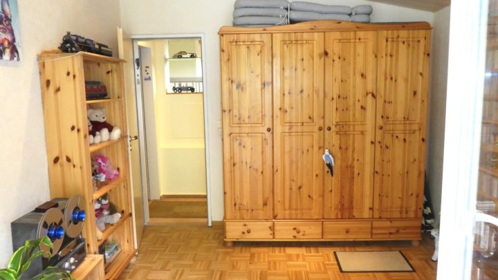 KIEL-HOLTENAU: Großzügige und freiwerdende 4,5-Zimmer-Wohnung über 2 Ebenen mit Loggia und Carport
