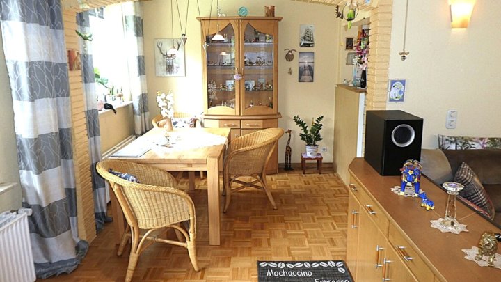 KIEL-HOLTENAU: Großzügige und freiwerdende 4,5-Zimmer-Wohnung über 2 Ebenen mit Loggia und Carport