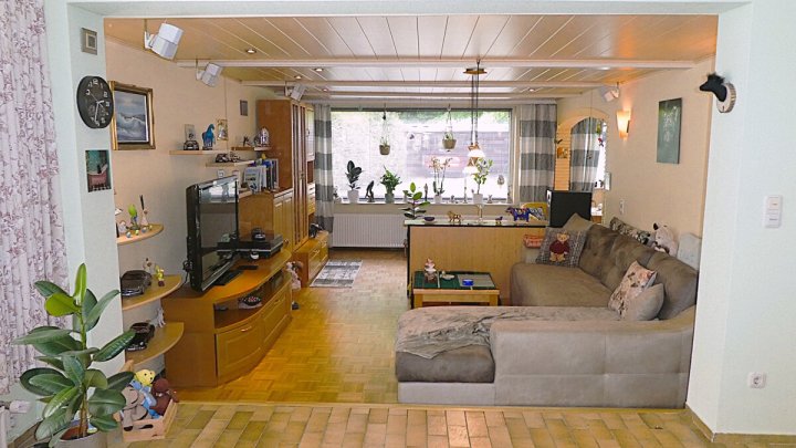 KIEL-HOLTENAU: Großzügige und freiwerdende 4,5-Zimmer-Wohnung über 2 Ebenen mit Loggia und Carport